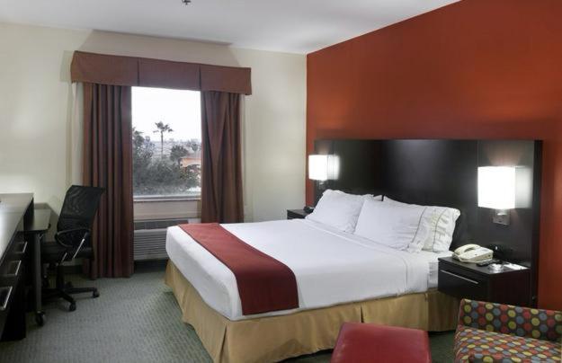Express And By Ihg 2*