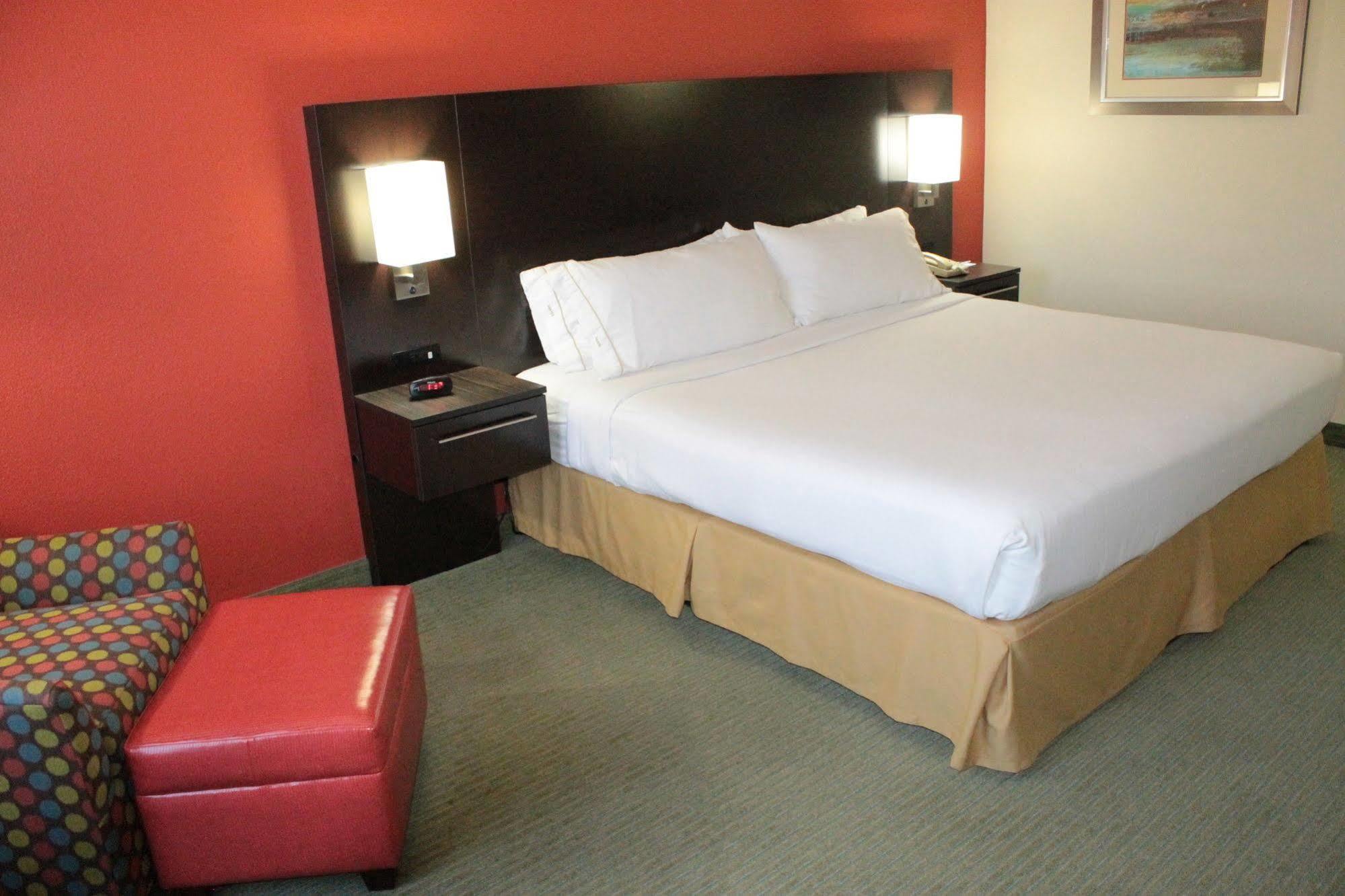 Express And By Ihg Hotel 2*